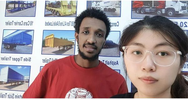 Cliente de Tanzania acudió a TITAN Vehicle para comprar un tractor con remolque volquete