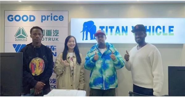 Visita de clientes de Jamaica al remolque de cuello de cisne desmontable de 3 ejes TITAN VEHICLE de Guangzhou
