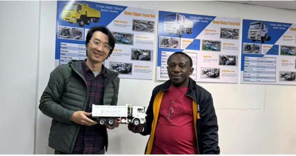 Cliente del Congo visita TITAN para comprar un camión volquete Howo usado