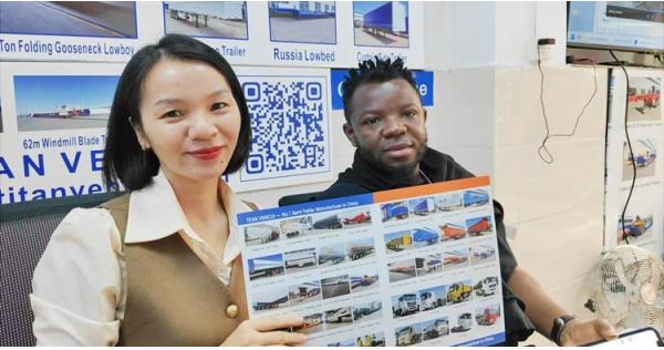 Cliente de Nigeria visita TITAN para comprar remolque de plataforma baja desmontable de 4 ejes y 100 toneladas