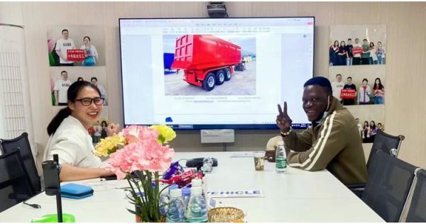 Cliente de Jamaica acudió a TITAN para comprar un remolque volquete
