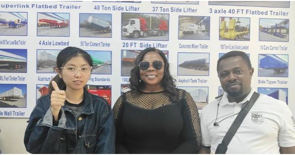 Cliente de Zambia acudió a TITAN Vehicle para comprar un remolque para transporte de granos