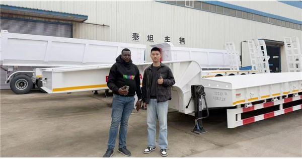 Un cliente de Camerún volvió a comprar un remolque de plataforma baja de 3 ejes