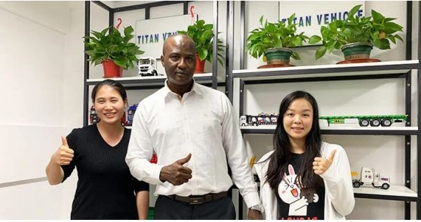 Un cliente de Tanzania compró un remolque de tres ejes con laterales abatibles de Titan Vehicle