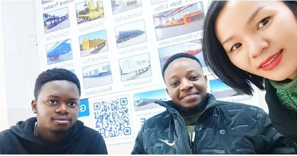 Un cliente nigeriano compró un remolque hidráulico de plataforma baja de 4 ejes de Titan Vehicle