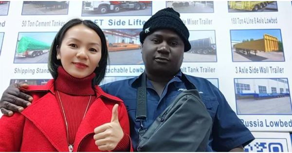 Cliente de Gambia visita TITAN y compra 3 unidades de remolques de plataforma