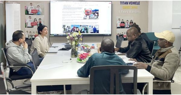 Cliente de Senegal visita TITAN para comprar semirremolque vallado de 4 ejes y 80 toneladas