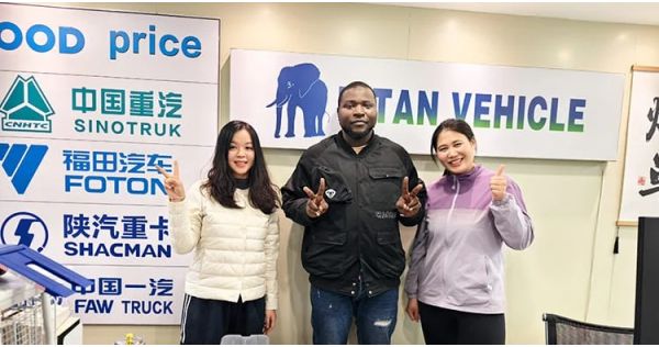 Clientes de Jamaica visitaron el vehículo Titan para adquirir un remolque con chasis de contenedor de 40 pies