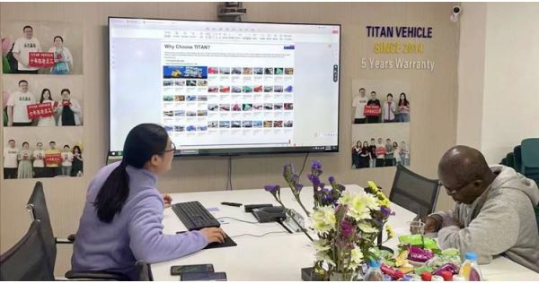 Cliente ghanés visita TITAN para remolque Lowboy de 3 ejes