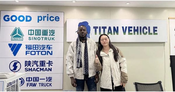 Cliente de Nigeria visita Titan para comprar remolque de cuello de cisne plegable de 4 ejes y 2 líneas