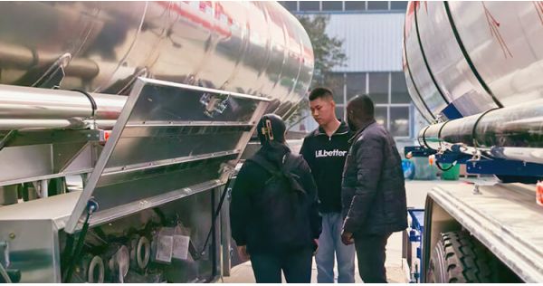 Clientes haitianos llegan a la fábrica de Titan para inspeccionar un remolque cisterna de aluminio
