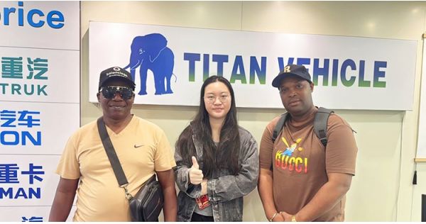 Los clientes de Namibia acudieron a Titan para comprar un remolque de plataforma de 40 pies