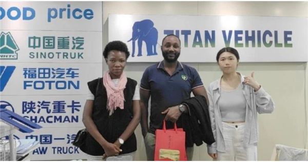 Un cliente de Senegal adquirió un remolque de plataforma baja TITAN de 4 ejes.