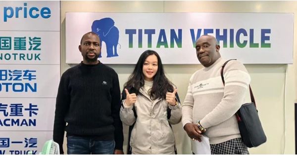 Clientes de Tanzania acudieron a Titan para comprar un semirremolque de 3 ejes.