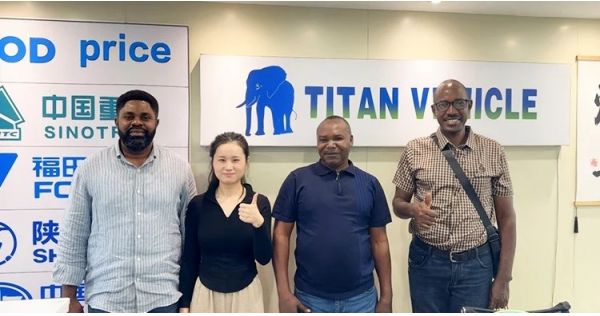 Clientes sudaneses acudieron a Titan para comprar un semirremolque de valla de 3 ejes