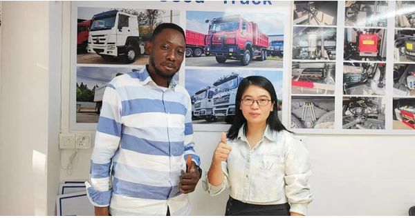 Clientes de Burkina Faso visitaron Titan y adquirieron un semirremolque de plataforma baja de 3 ejes
