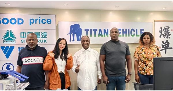 Un cliente de Ruanda visita TITAN para comprar un remolque para transporte de animales.