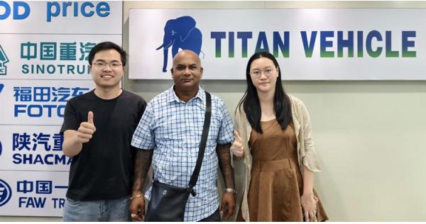Cliente nigeriano visita TITAN para comprar el trailer de RGN Lowboy
