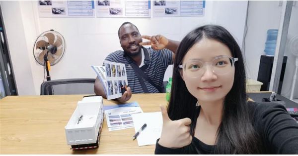 Un cliente de Mali visita TITAN para comprar el camión volquete Howo NX 380