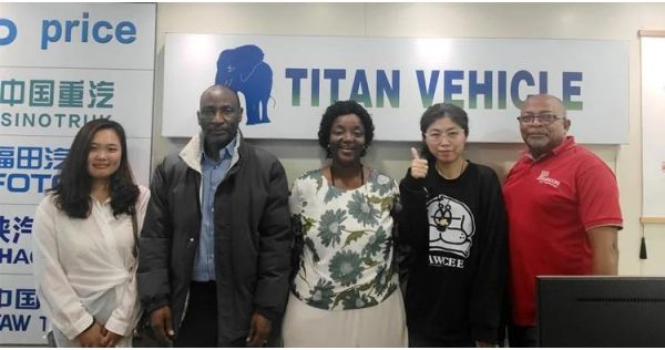Clientes de Sierra Leona visitan TITAN para comprar un remolque de plataforma baja de 2 ejes y 30 toneladas