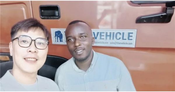 Cliente de Angola visita TITAN y solicita un camión con remolque de plataforma baja de 60 toneladas