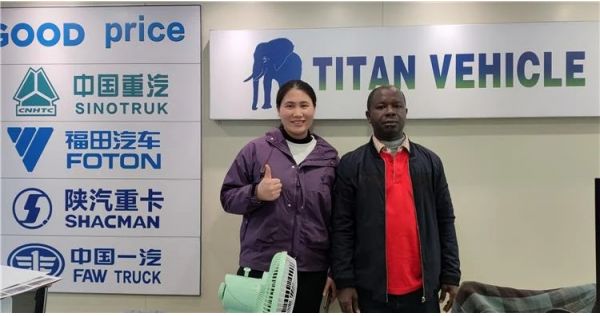 Cliente de Sierra Leona visita TITAN para comprar un remolque cisterna de combustible