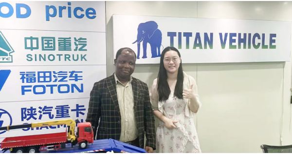 Un cliente congoleño visita TITAN para adquirir un remolque cisterna de cemento a granel de 40 m3.