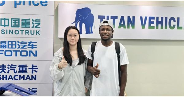Clientes de Costa de Marfil visitaron TITAN para comprar un remolque de cama baja