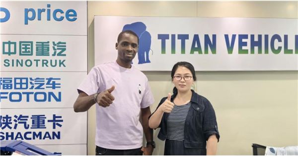 Clientes de Nigeria acuden a TITAN para comprar un remolque Lowboy de 3 ejes y 80 toneladas