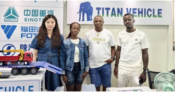 Clientes nigerianos visitan TITAN para comprar un semirremolque para vallas