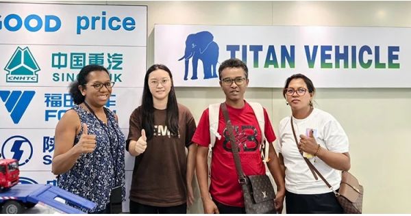 Clientes de Zambia visitaron Titan para adquirir un camión cisterna de cemento a granel de tres ejes