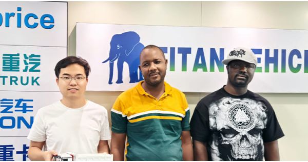 Un cliente de Ghana visita TITAN para adquirir un remolque de cuello de cisne Lowboy desmontable de tres ejes.