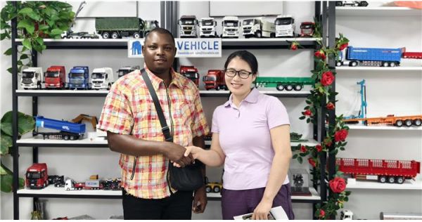 Un cliente de Senegal visitó TITAN para adquirir un semirremolque basculante de 4 ejes.