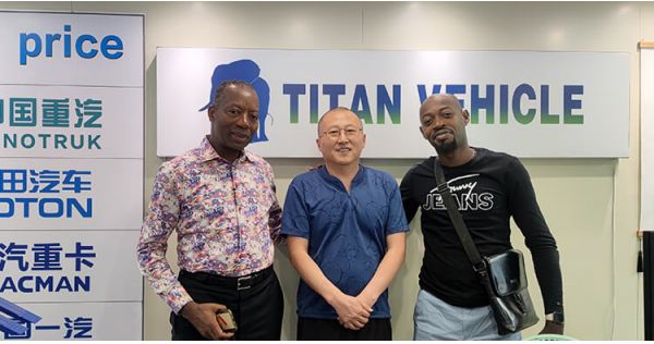 Clientes jamaicanos visitaron Titan para comprar un semirremolque basculante