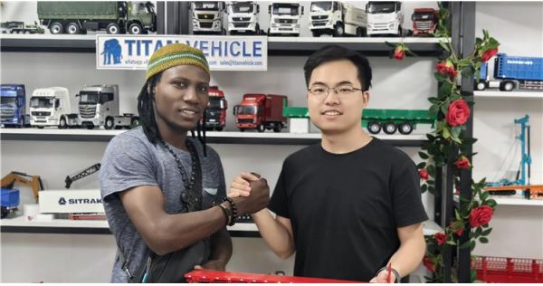 Cliente de Guinea visita TITAN para comprar un remolque de plataforma de 3 ejes