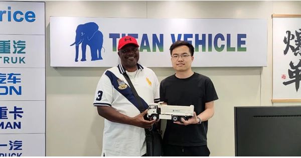 Los clientes de Tanzania acuden a Titan para comprar un remolque de plataforma.