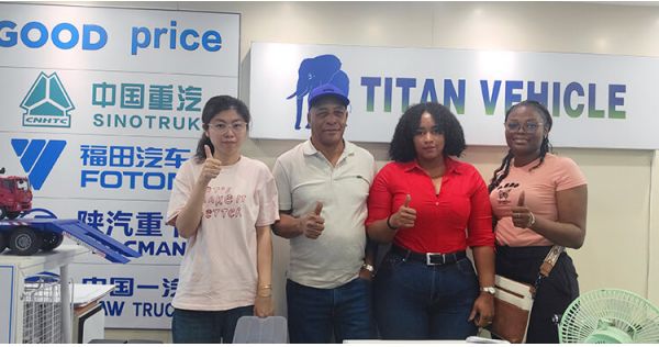 Clientes de Tanzania acuden a Titan para comprar un remolque de plataforma