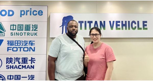 Un cliente nigeriano visita TITAN para adquirir un remolque de cuello de cisne desmontable de 3 ejes.