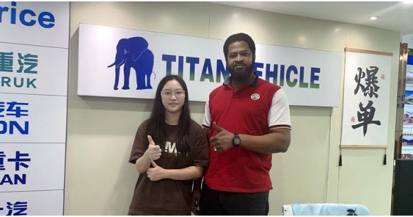 Cliente del Congo visita TITAN para comprar 3 unidades de remolques de plataforma