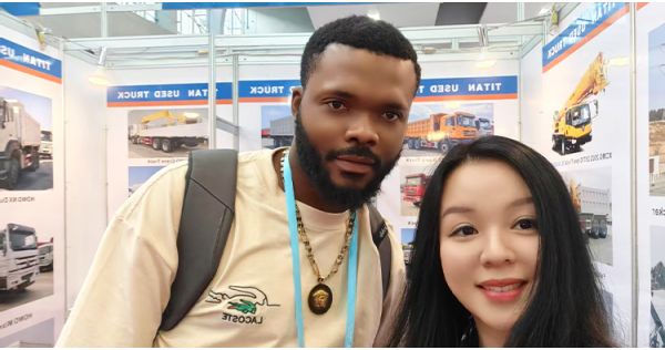 Clientes jamaicanos visitaron Titan para adquirir un remolque contenedor de 40 pies