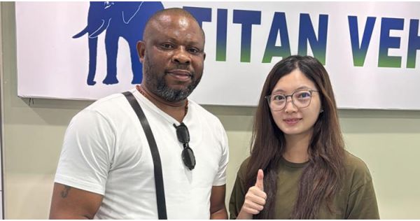 Un cliente de Mali visitó TITAN para comprar un semirremolque de plataforma baja.