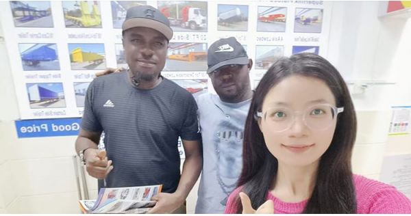 Clientes de Zambia acuden a Titan para adquirir un remolque cisterna de petróleo de 3 ejes