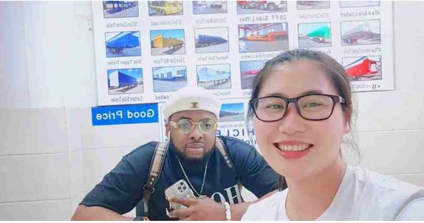 Clientes kenianos visitaron Titan para adquirir un remolque de plataforma de tres ejes.