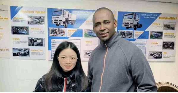 Los clientes de Mozambique acuden a Titan para comprar un remolque de pared lateral