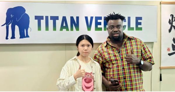 Un cliente nigeriano visita TITAN para adquirir un remolque Lowboy de cuello plegable de 100 toneladas