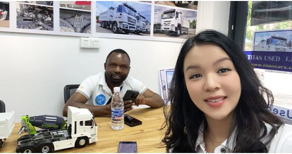 Cliente del Congo visita TITAN para comprar un semirremolque de plataforma de 3 ejes