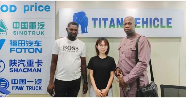 Clientes de Sierra Leona visitan TITAN para comprar semirremolques para cercas