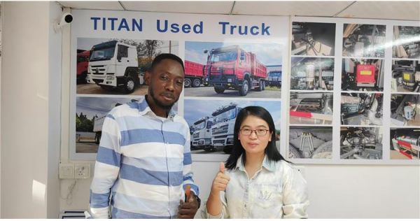 Cliente de Guyana visita TITAN para remolque de plataforma de 5 ejes