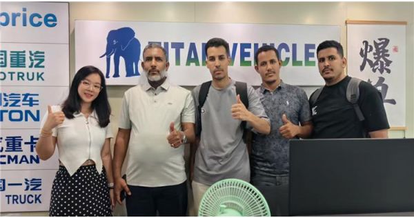 Los clientes de Omán acudieron a TITAN para comprar un remolque de cuello de cisne desmontable de 4 ejes y 100 toneladas.