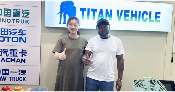 Los clientes de Tanzania acudieron a Titan para comprar un remolque portacontenedores de plataforma plana.